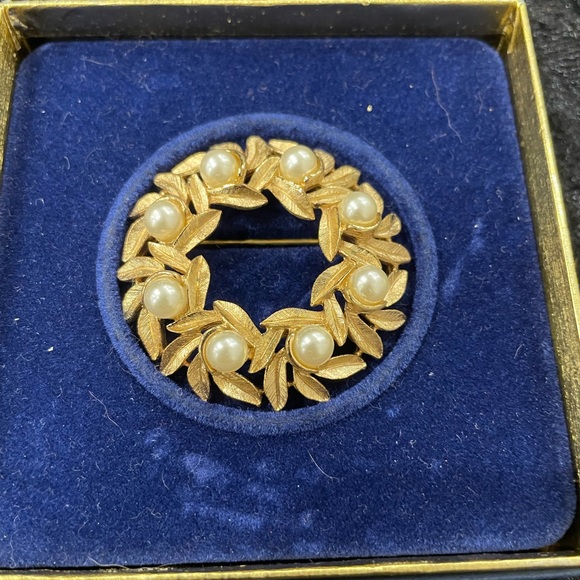 Vintage Avon Gold Leaves and Faux Pearl Jewelry Set - Picture 7 of 8